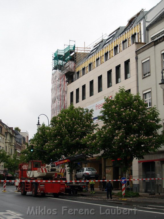 800 kg Fensterrahmen drohte auf Strasse zu rutschen Koeln Friesenplatz P06.JPG